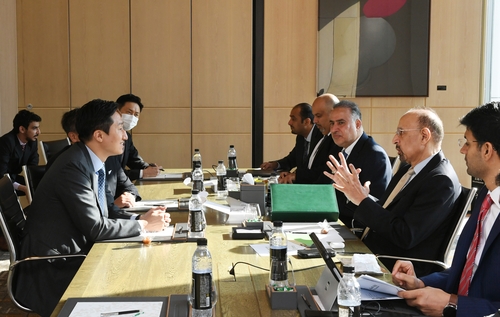 رئيس أيتش دي هيونداي جيونغ يناقش مع وزير الاستثمار السعودي سبل توسيع التعاون