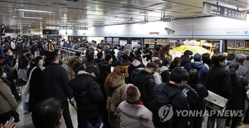 (جديد) إضراب عمال مترو سيئول يتسبب في فوضى في ساعة الذروة المسائية - 1
