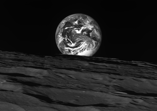 المركبة الكورية المدارية ترسل صورا للقمر والأرض - 1