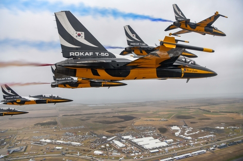 فريق الأكروبات الجوي الكوري الجنوبي «النسور السوداء» يشارك في العرض الجوي الأسترالي