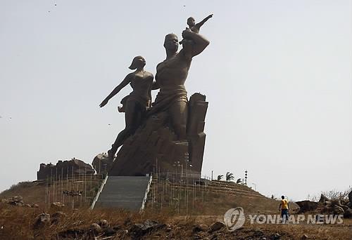 تمثال النهضة الأفريقية في السنغال الذي يعتقد أن كوريا الشمالية صنعته