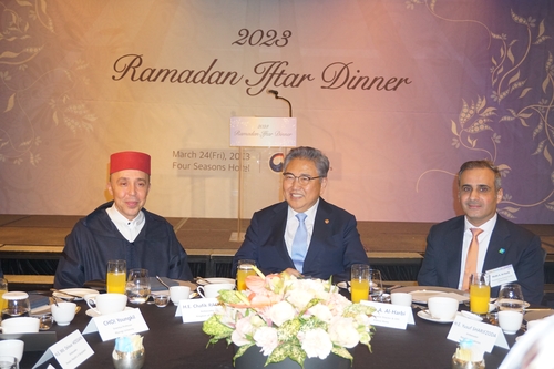 (جديد)وزير الخارجية بارك جين يقيم إفطارا جماعيا لسفراء الدول الإسلامية والمهتمين بالإسلام - 3