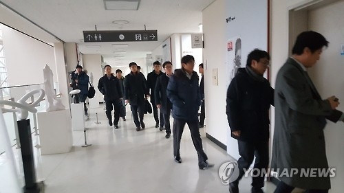 12月26日，亲信门独检组搜查队开进韩国文体部。（韩联社）
