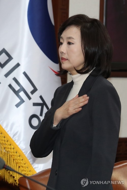 1月3日，在韩国政府电视电话会议上，现任文体部长官赵允旋向国旗敬礼。（韩联社）
