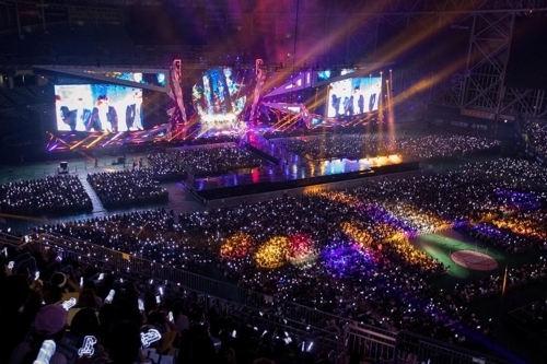 8月7日晚8时，在首尔天空巨蛋，人气男团Wanna One举行出道演唱会“Wanna One Premier Show-Con”。图为演唱会现场。（韩联社）