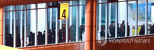 2月1日下午，在襄阳国际机场，朝鲜体育代表团下机。（韩联社）