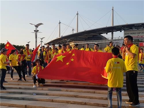 Chinese football fans show their national flag ahead of the 2018 FIFA World Cup qualifier between South Korea and China at Seoul World Cup Stadium in Seoul on Sept. 1, 2016. (Yonhap)