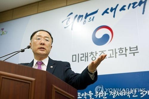 Vice ICT Minister Hong Nam-ki briefs reporters on the government's science and technology budget for 2017 at the Gwacheon Government Complex in Gwacheon, south of Seoul, on Sept. 1, 2016. (Yonhap)