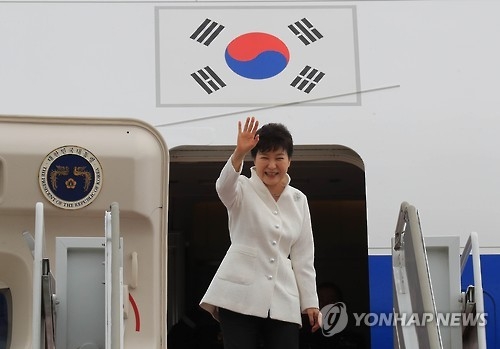 (3rd LD) Park arrives in Russia for economic forum, summit with Putin