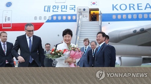 This photo, taken on Sept. 2, 2016, shows President Park Geun-hye being escorted by a Russian official upon her arrival at an international airport in the Russian Far East port city of Vladivostok. (Yonhap)