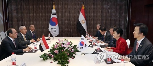 President Park Geun-hye (2nd R) and her Egyptian counterpart Abdel Fattah al-Sisi hold their summit on the sidelines of the Group of 20 leading countries' gathering in China's eastern lakeside city of Hangzhou on Sept. 4, 2016. (Yonhap)