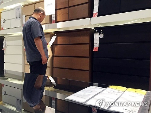 A customer is looking at the tag of a Malm dresser displayed in the IKEA store in Gwangmyung, south of Seoul, on July 7, 2016. (Yonhap)