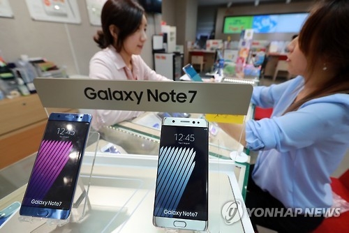 Galaxy Note 7 devices are displayed at a Seoul-based shop in this file photo taken on Sept. 28, 2016. (Yonhap)