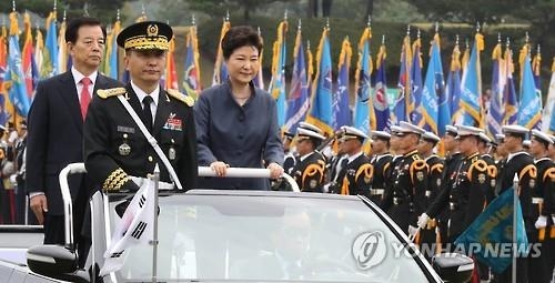President Park Geun-hye (R) inspects honor guards during a ceremony to mark South Korea's Armed Forces Day at the Gyeryongdae military headquarters in South Chungcheong Province, some 160 kilometers south of Seoul, on Oct. 1, 2016. (Yonhap)