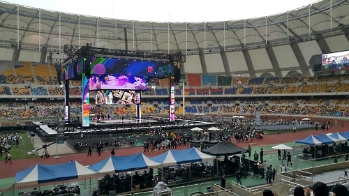 The annual 2016 Busan One Asia Festival kicks off in the Busan Asiad Stadium in western Busan, some 450 kilometers southeast of Seoul, on Oct. 1, 2016. (Yonhap)