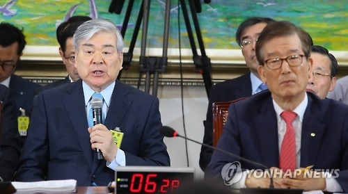 Hanjin Group Chairman Cho Yang-ho (L) speaks during a parliamentary audit session in Seoul on Oct. 4, 2016. (Yonhap)