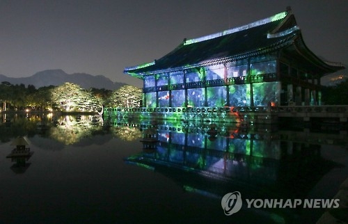 This photo shows Gyeonghoeru Pavilion illuminated in various colors on Sept. 28, 2016. (Yonhap)