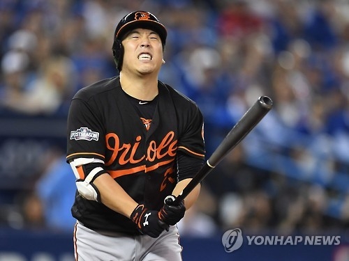 In this Associated Press photo, Kim Hyun-soo of the Baltimore Orioles reacts to a strike during the American League wild card game against the Toronto Blue Jays at Rogers Centre in Toronto on Oct. 4, 2016. (Yonhap)