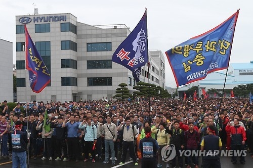 This photo, taken on Sept. 30, 2016, shows unionized workers of Hyundai Motor Co. staging a rally during their partial strike in Ulsan, 414 kilometers south of Seoul. (Yonhap)