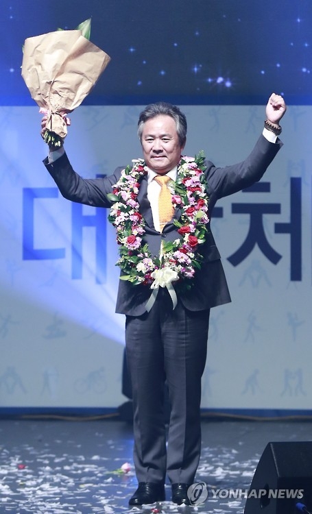 (LEAD) Former nat'l swimming chief elected new Olympic president