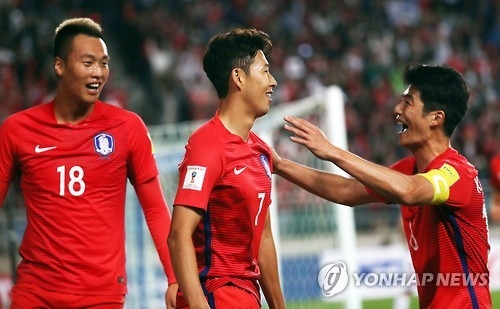 South Korea's Son Heung-min (C) celebrates with teammates Ki Sung-yueng (R) and Kim Shin-wook after scoring a goal against Qatar in their 2018 FIFA World Cup qualifier at Suwon World Cup Stadium in Suwon, south of Seoul, on Oct. 6, 2016. (Yonhap) 