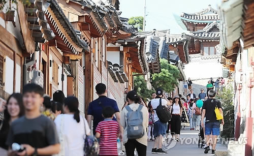 A group of Chinese tourists, who came to South Korea during China's weeklong holiday, visits the Bukchon Hanok Village in Seoul on Oct. 4, 2016. (Yonhap)
