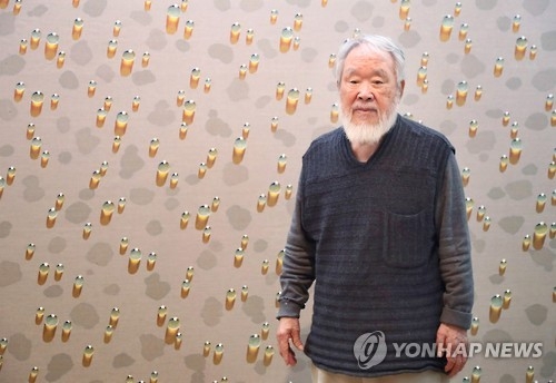 South Korean artist Kim Tschang-yeul poses for a photo after an interview with Yonhap News Agency at his residence in Seoul on Oct. 6, 2016. (Yonhap)