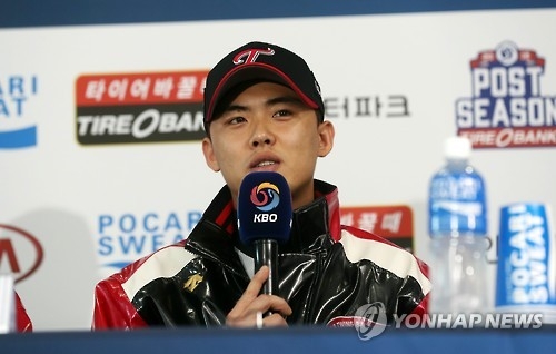 Lim Jung-woo, closer for the LG Twins, speaks at a press conference ahead of their Korea Baseball Organization postseason series against the Nexen Heroes at Gocheok Sky Dome in Seoul on Oct. 12, 2016. (Yonhap)