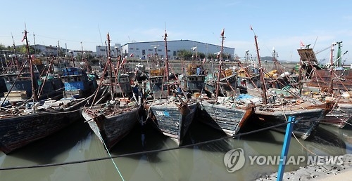 A number of Chinese fishing boats that were caught while operating illegally in Korea's exclusive zone are moored at a port in Incheon, west of Seoul, on Oct. 10, 2016. The growing seriousness of the problem from such illegal activities was reinforced on Oct. 7 when a Chinese boat intentionally collided and sank a South Korean Coast Guard vessel that was trying to stop illegal fishing. (Yonhap)