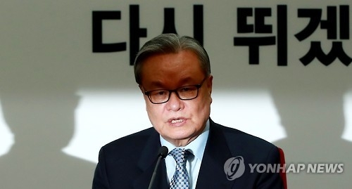 In Myung-jin, the interim leader of the ruling Saenuri Party, speaks during a meeting with senior party officials at the party's headquarters in western Seoul on Jan. 4, 2017. (Yonhap)
