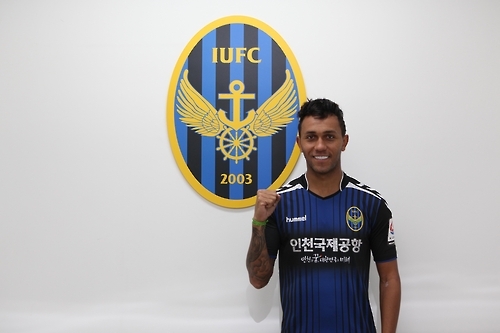 In this photo released by Incheon United FC on Jan. 5, 2017, Brazilian forward Weslley Smith Alves Feitosa poses for a photo after signing a contract with Incheon United. (Yonhap) 