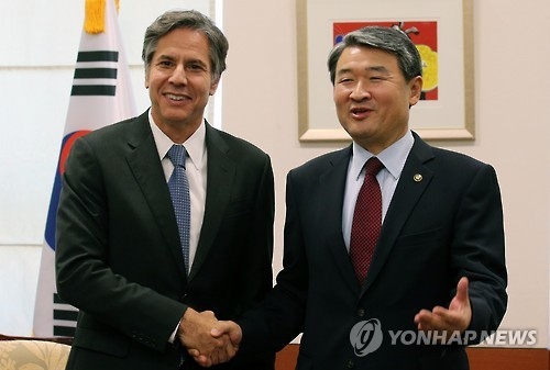 U.S. Deputy Secretary of State Antony Blinken (L) shakes hands with South Korea's Deputy National Security Adviser Cho Tae-yong during a meeting in Seoul on Oct. 6, 2015. (Yonhap)