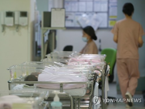 (Yonhap Feature) Young Koreans given various incentives to have more babies - 7