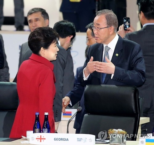 This photo, taken on April 1, 2016, shows President Park Geun-hye (L) and former U.N. Secretary-General Ban Ki-moon speaking on the sidelines of the Nuclear Security Summit in Washington D.C. (Yonhap)