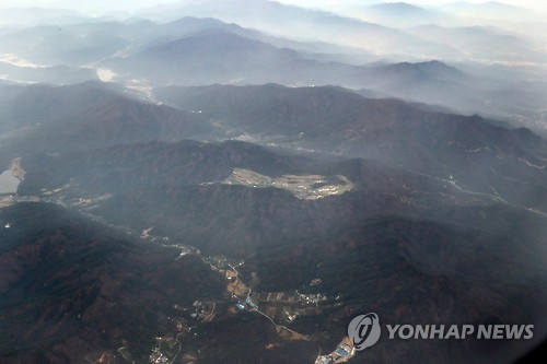 This bird's-eye view shows the Lotte Skyhill Country Club owned by Lotte Group in the southeastern rural county of Seongju, 405 km south of Seoul. (Yonhap)