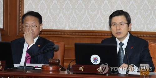 South Korea's Acting President and Prime Minister Hwang Kyo-ahn (R) speaks during a Cabinet meeting at the central government complex in Seoul on Jan. 17, 2017. (Yonhap)