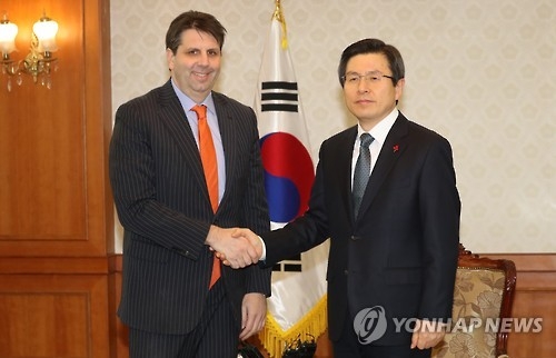 South Korea's Acting President and Prime Minister Hwang Kyo-ahn (R) shakes hands with outgoing U.S. Ambassador to South Korea Mark Lippert before their talks at the central government complex in Seoul on Jan. 17, 2017. (Yonhap)