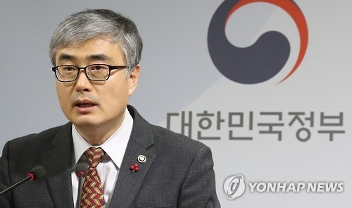 This file photo shows Vice Education Minister Lee Young. (Yonhap)