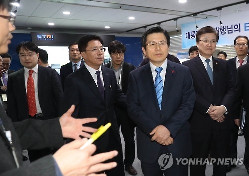 Acting President and Prime Minister Hwang Kyo-ahn (2nd from R) is given a briefing on an artificial intelligence research project at the state-funded Electronics and Telecommunications Research Institute in Daejeon, 164 kilometers south of Seoul, on Jan. 18, 2017. (Yonhap)