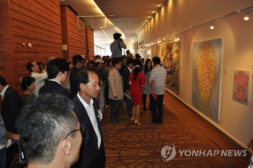 People watch artworks during the 2015 PyeongChang Biennale at the PyeongChang Alpensia in Gangwon Province, on July 23, 2015. (Yonhap) 