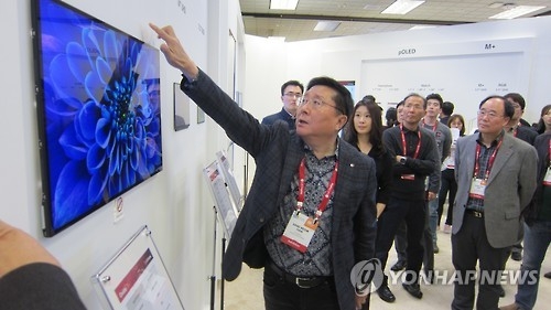 Han Sang-beom, CEO and vice chairman of LG Display, examines a screen at the Consumer Electronics Show in Las Vegas on Jan. 5, 2017. (Yonhap file photo)