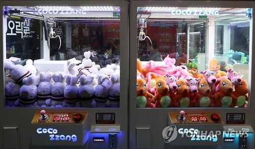 (Yonhap Feature) Slowing economy lures young Koreans to claw machines - 3