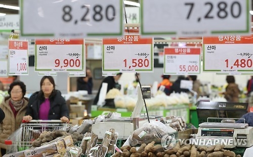 People shop at a discount store in southern Seoul on Feb. 2, 2017. (Yonhap) 