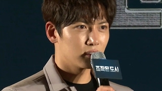Ji Chang-wook sings for fan at promotional event for 'Fabricated City'