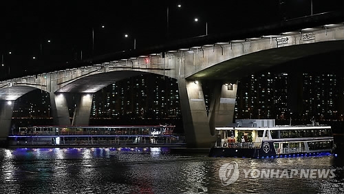 This file photo shows a nighttime view of a Han River cruise ship. (Yonhap)