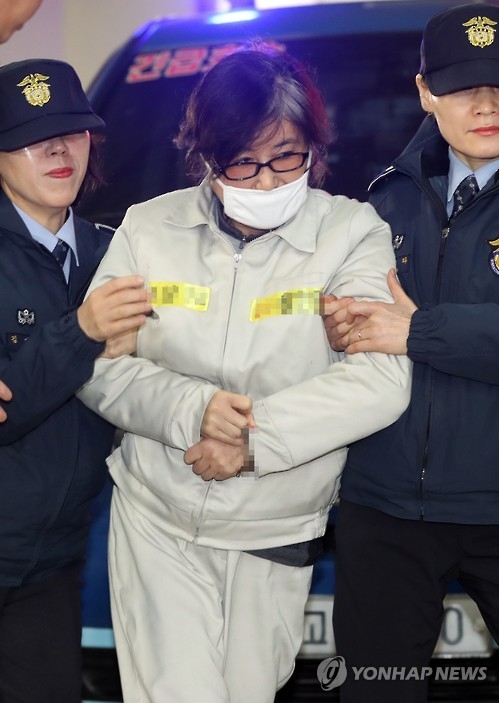In this file photo taken on Jan. 26, 2017, Choi Soon-sil, a close friend of President Park Geun-hye, arrives at the office of the special counsel team in Seoul. (Yonhap)