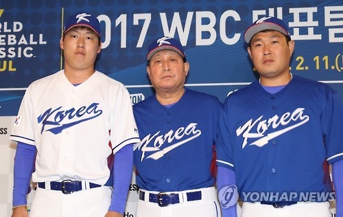 South Korean national baseball team manager Kim In-sik (C) is flanked by pitcher Cha Woo-chan (L) and catcher Yang Eui-ji at a press conference in Seoul on Feb. 11, 2017. (Yonhap)