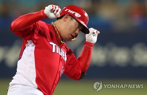 Na Ji-wan of the Kia Tigers celebrates his solo home run against the Samsung Lions in their Korea Baseball Organization game at Daegu Samsung Lions Park in Daegu on March 31, 2017. (Yonhap)