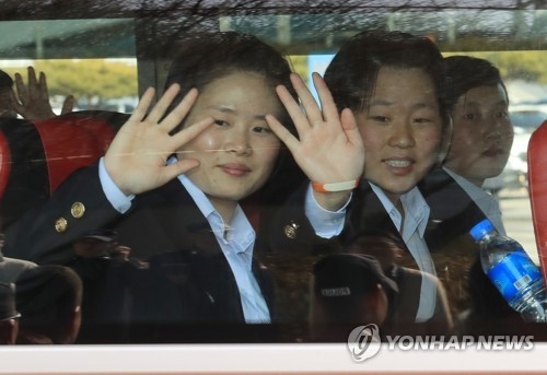North Korean women's hockey players wave at the cameras from a bus bound for Gangneung, Gangwon Province, on April 1, 2017, to get ready for the International Ice Hockey Federation Women's World Championship Division II Group A. (Yonhap)