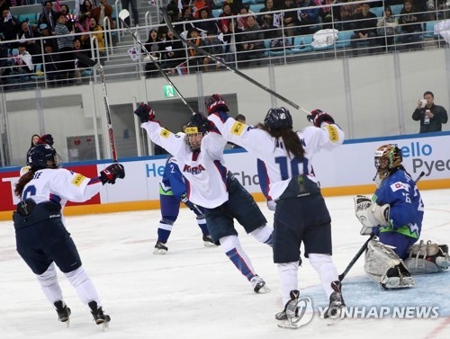 Kim Hee-won of South Korea (C) celebrates her goal against Slovenia at the International Ice Hockey Federation Women's World Championship Division II Group A at Kwandong Hockey Centre in Gangneung, Gangwon Province, on April 2, 2017. (Yonhap)